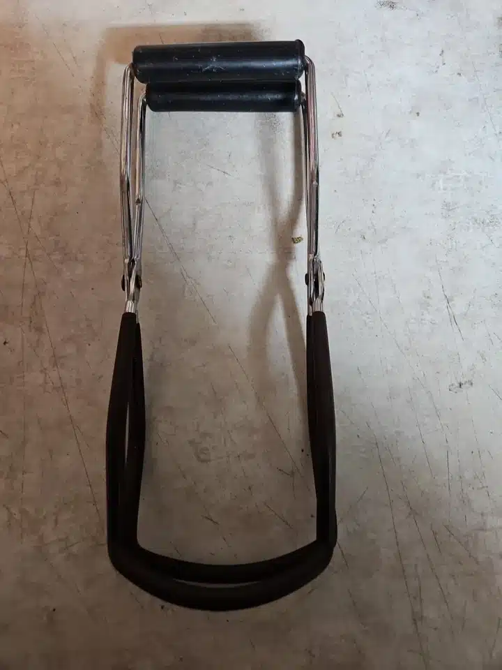 Grand-mère expliquant l'usage de la pince