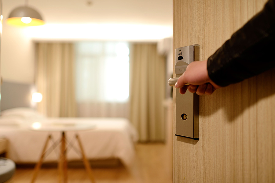 Voyageuse vérifiant sa chambre d'hôtel
