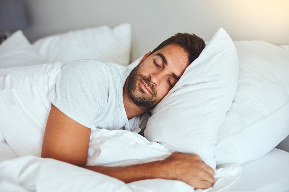 Personne dormant paisiblement sur le côté gauche
