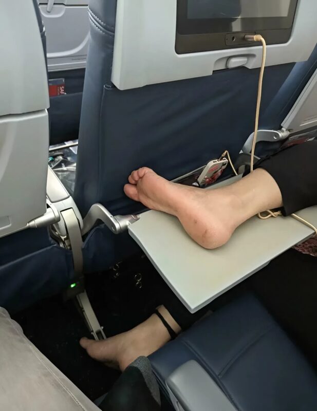Femme indifférente dans un avion