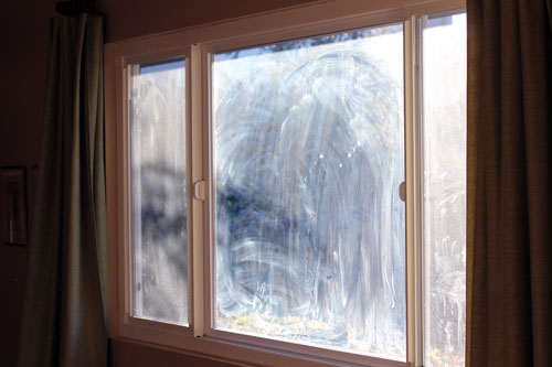 Vitre sale avec des traces et des marques visibles