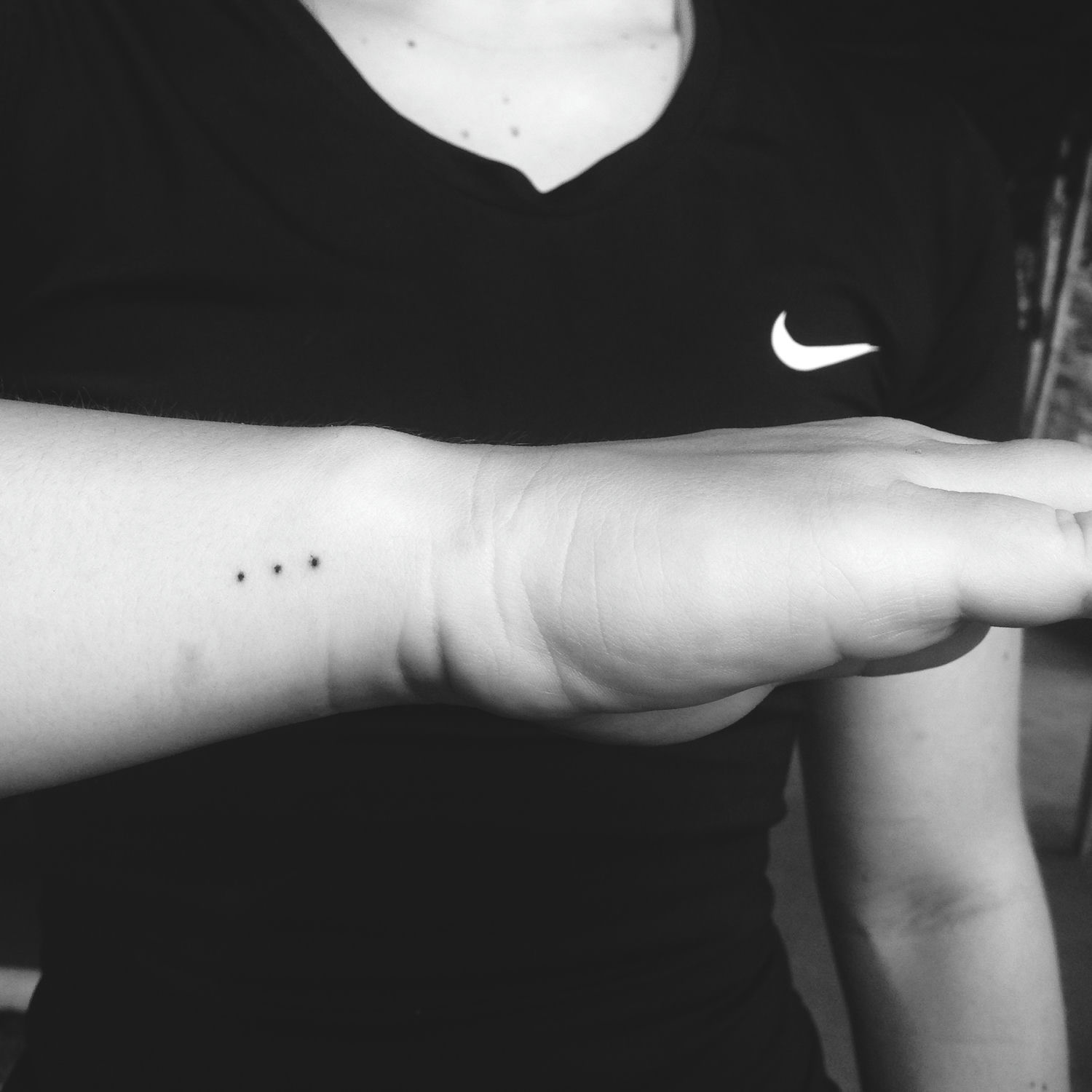 Tatouage à trois points réalisé à la main