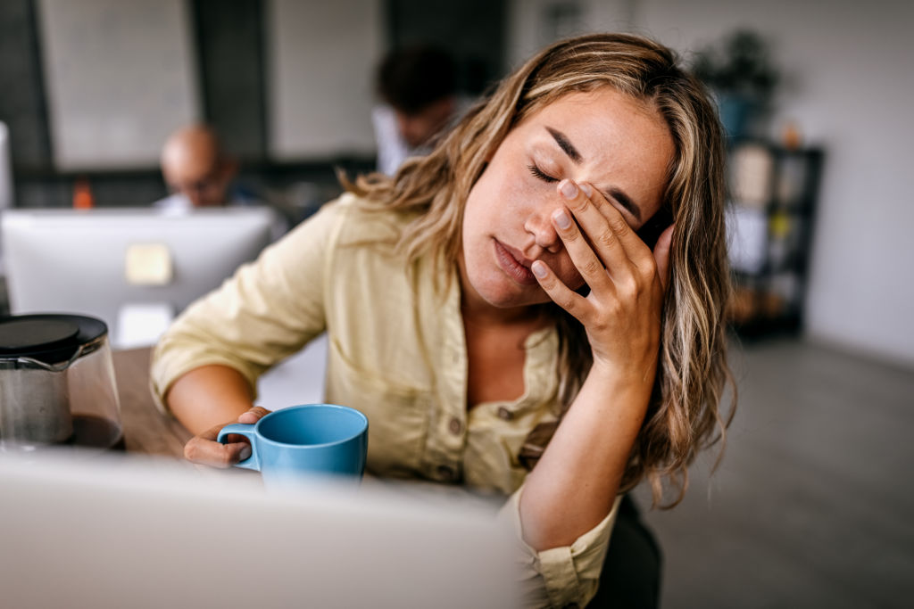 Femme fatiguée se frottant les yeux