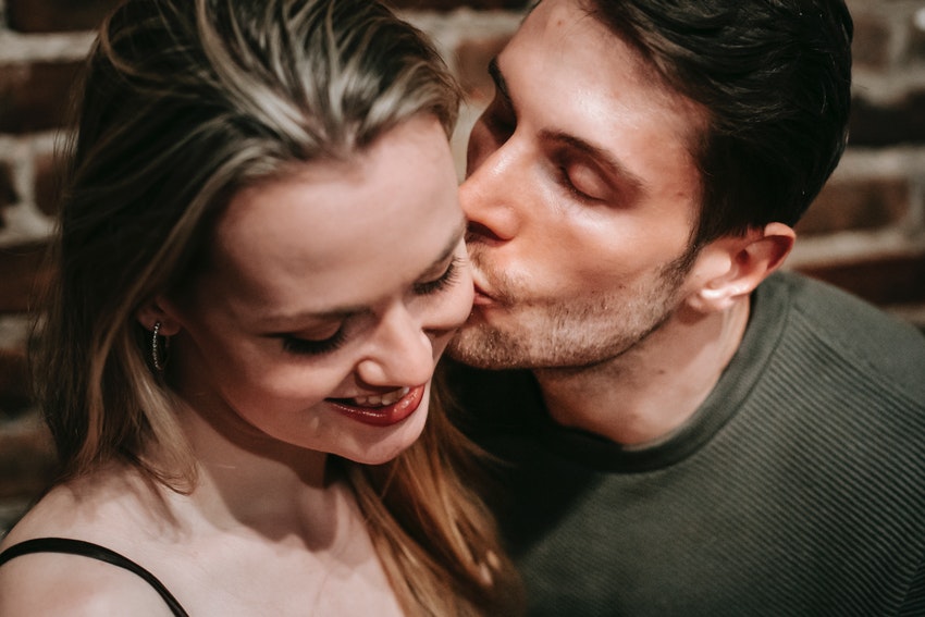 Couple échangeant un baiser sur la joue