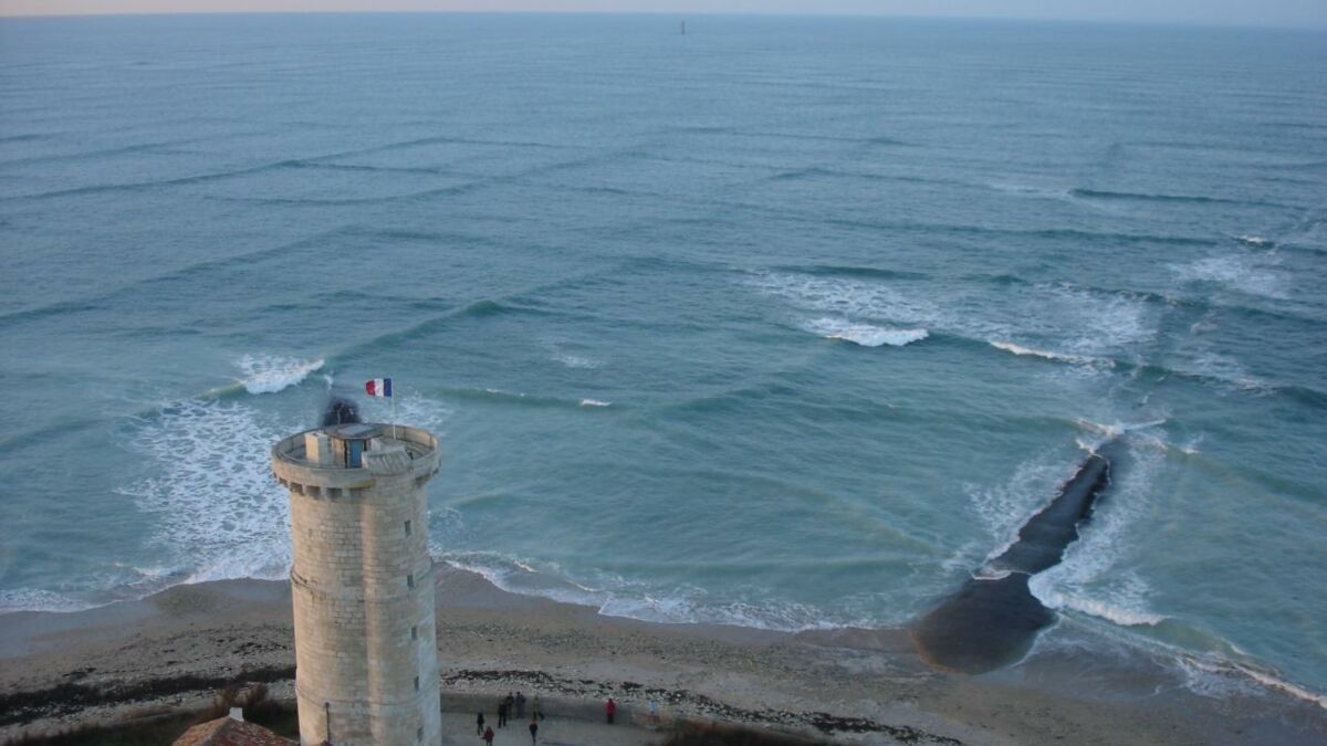 Vagues formant un motif en damier