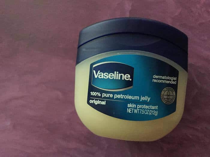 Pot de vaseline ouvert avec une spatule en bois