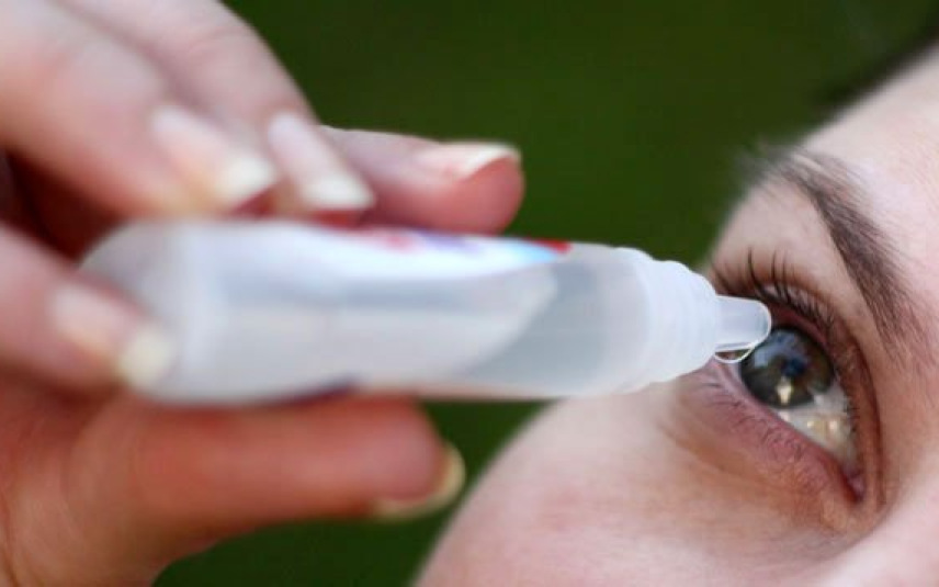 Femme nettoyant ses yeux