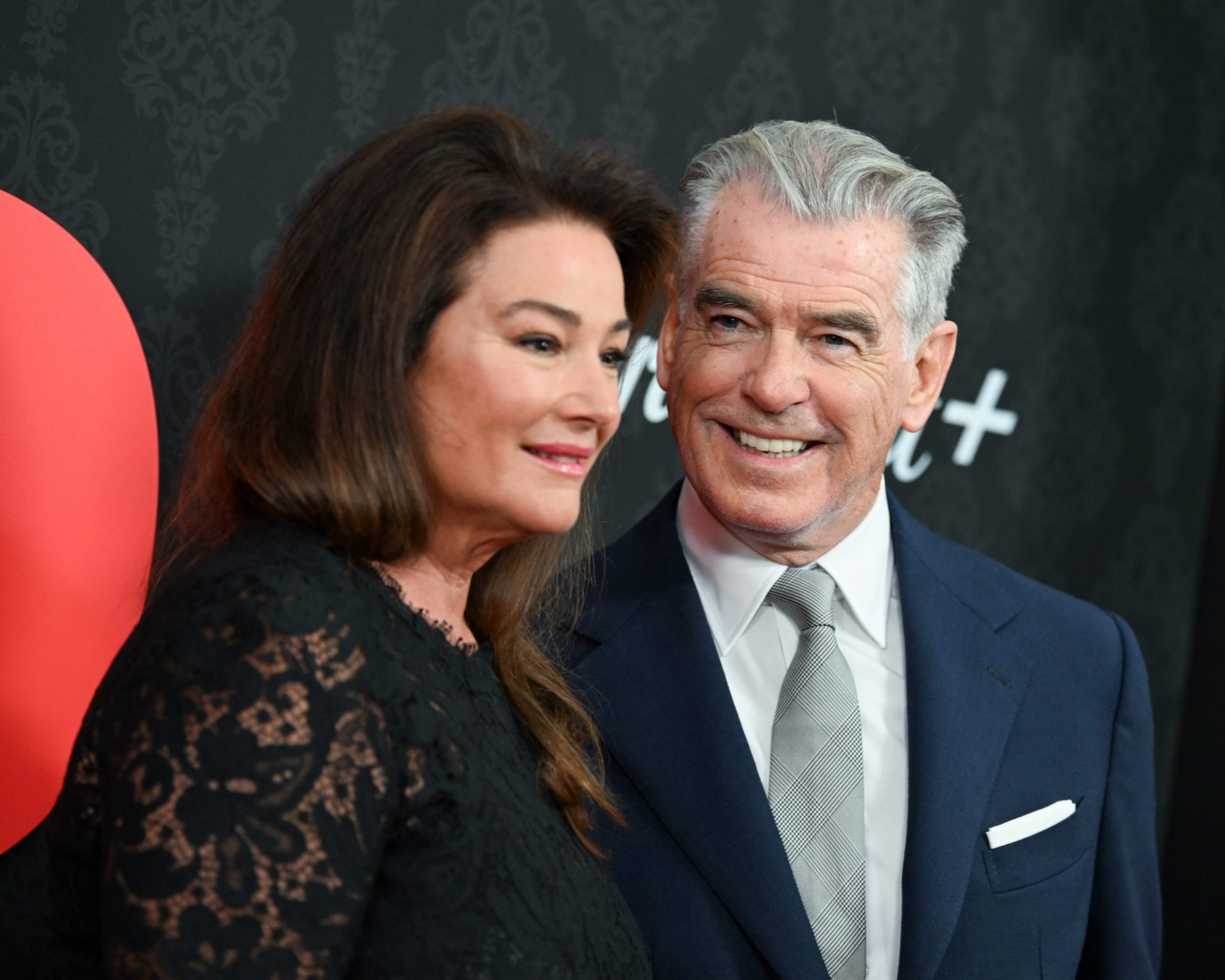 Pierce et Keeley se regardant tendrement