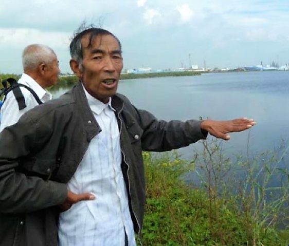 Wang Enlin accompagné des membres de sa communauté