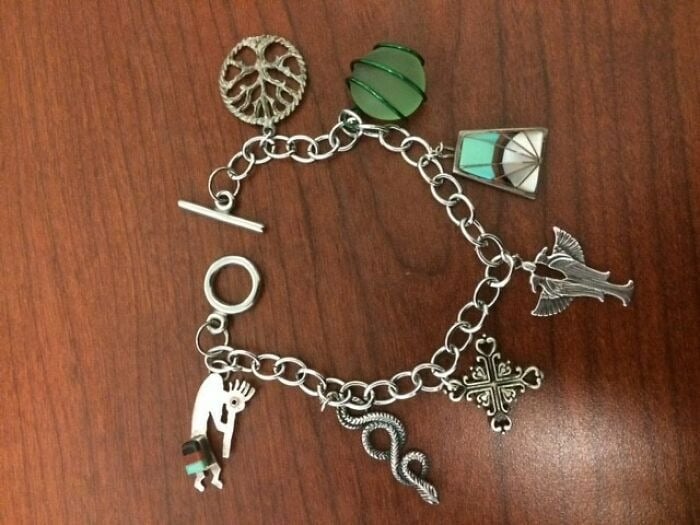 Bracelet unique conçu avec des boucles d'oreilles dépareillées