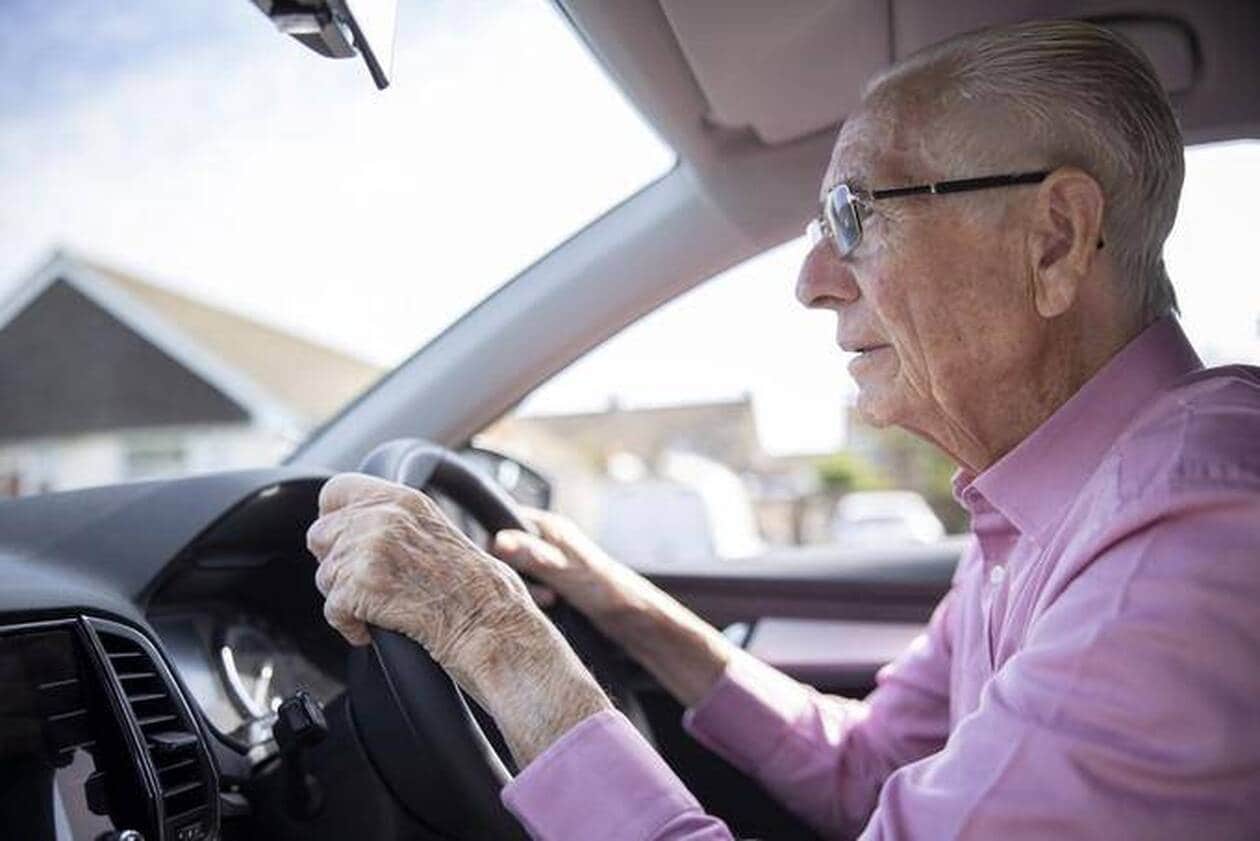 Personne âgée près de sa voiture