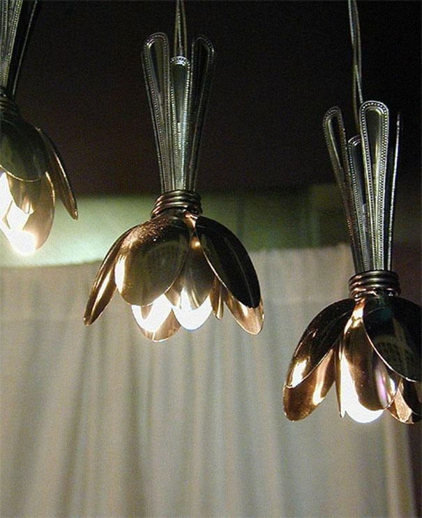 Lustre original conçu avec des cuillères recyclées