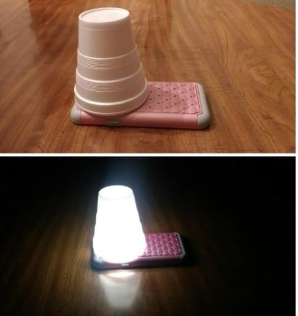 Lampe d'appoint DIY à base de gobelet et téléphone