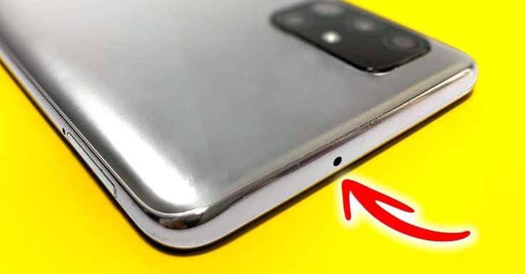 Détail du micro secondaire sur un smartphone