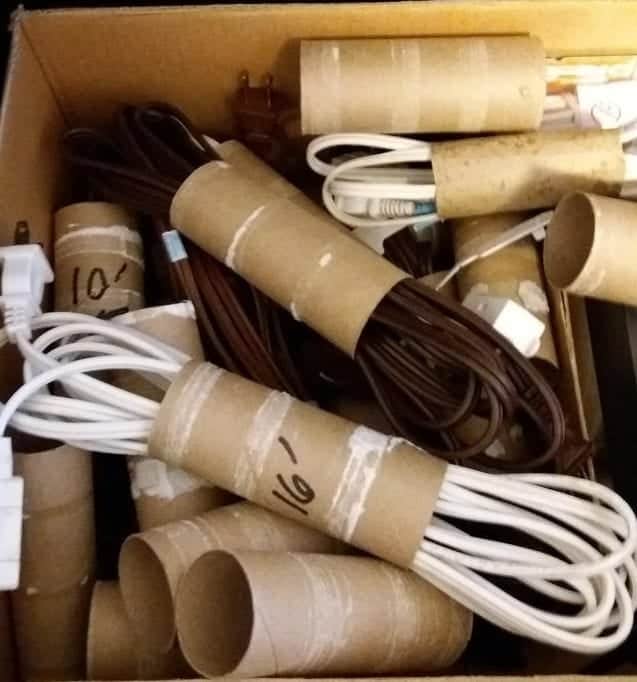 Organisation de câbles avec rouleaux de papier toilette
