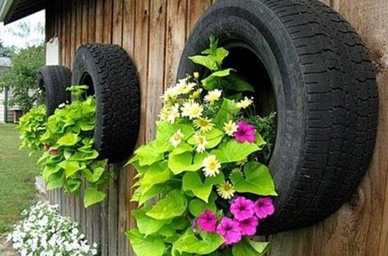 Jardinières vibrantes fabriquées à partir de pneus
