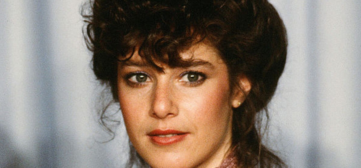 Debra Winger souriante lors d'un événement récent