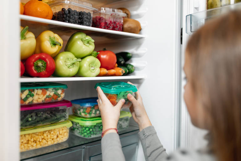 Tableau illustré montrant les zones de conservation des fruits et légumes dans un frigo
