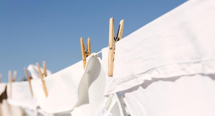 Vêtements blancs présentant des traces jaunâtres