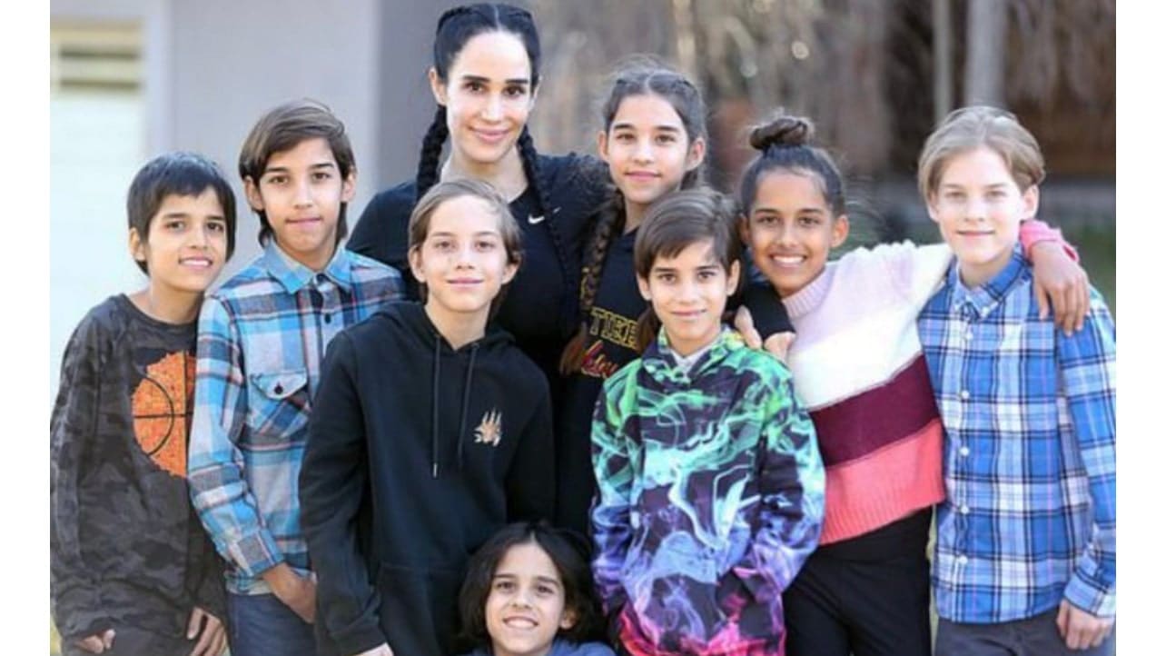 Portrait de groupe des octuplés devenus adolescents