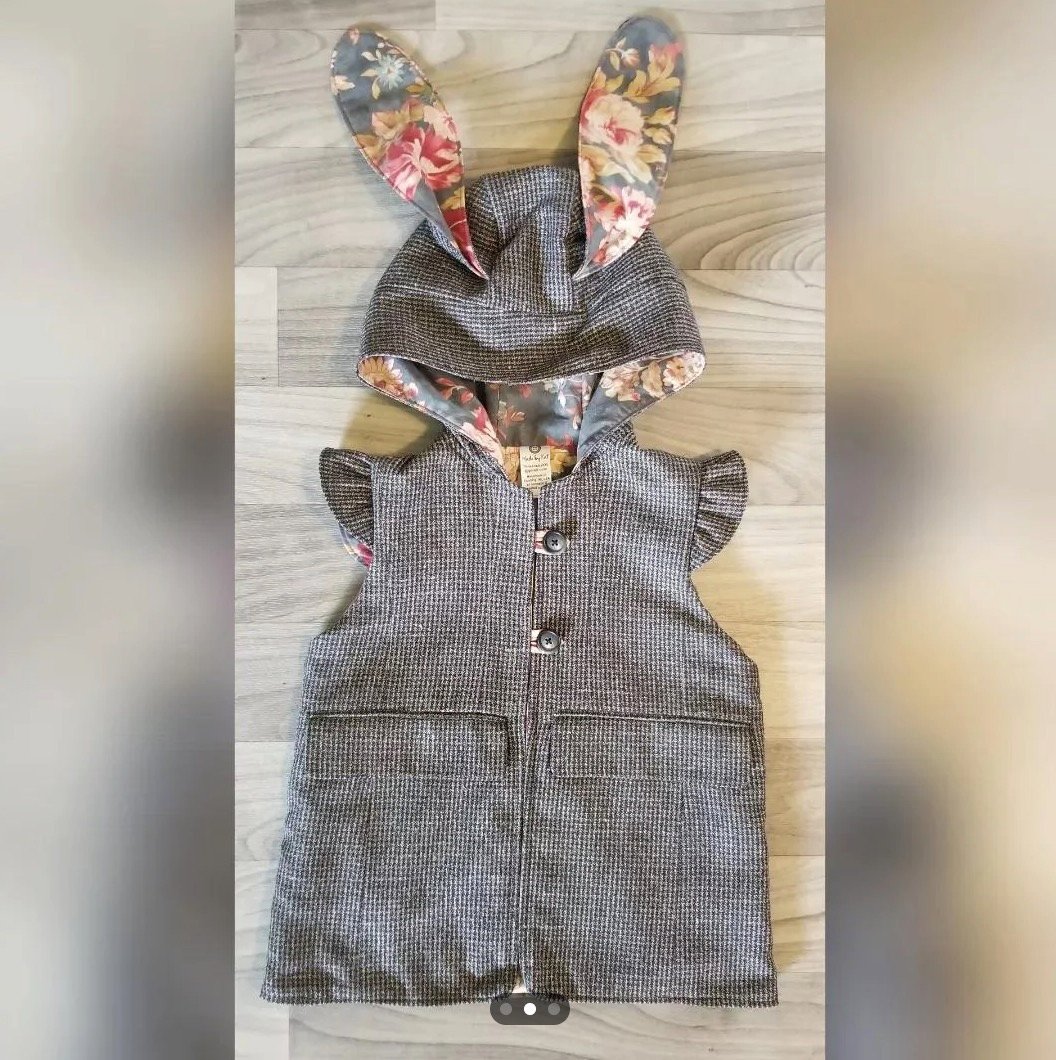 Robe élégante conçue avec une veste et un rideau recyclés