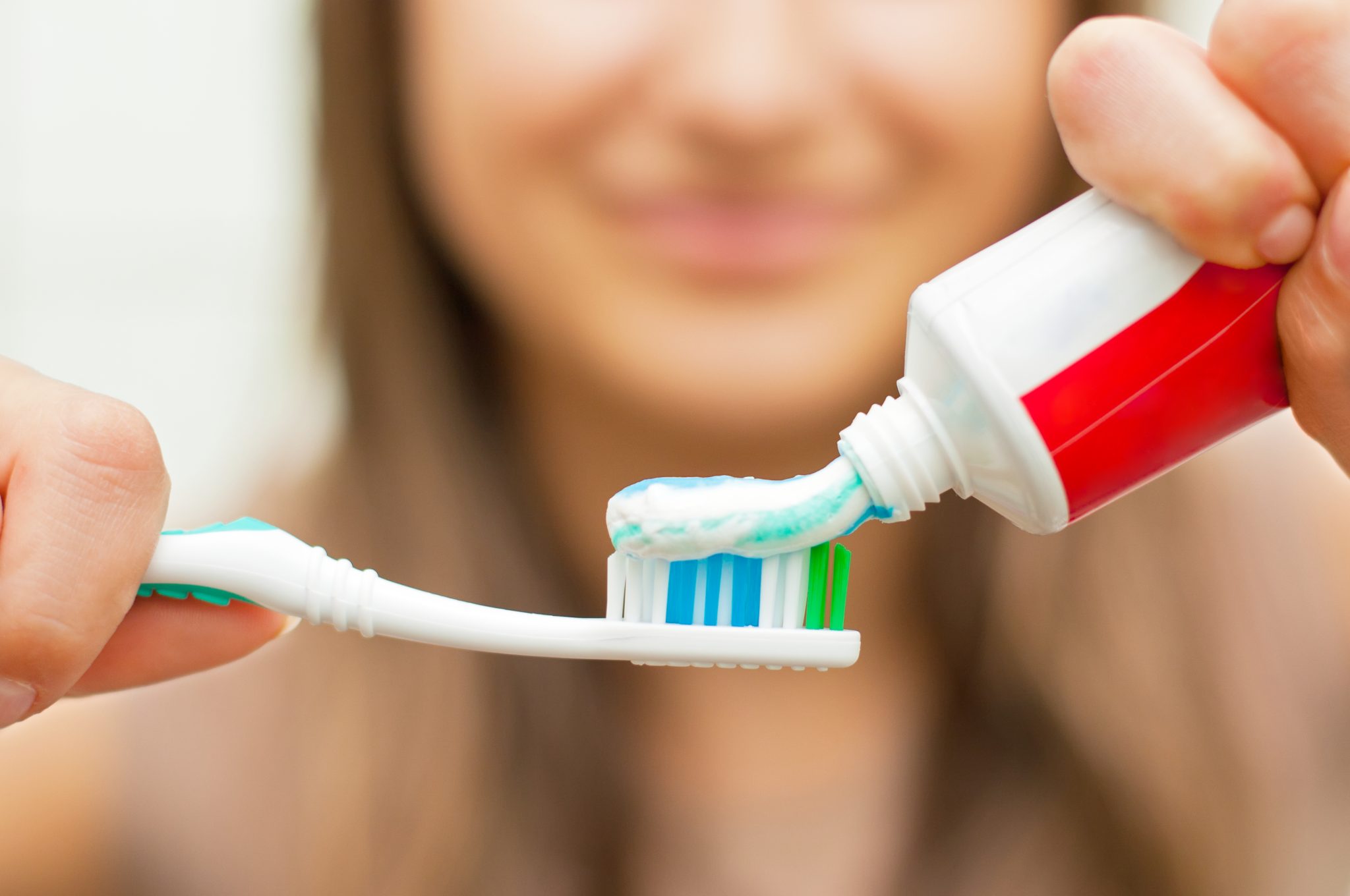 Nettoyage de bijoux avec du dentifrice