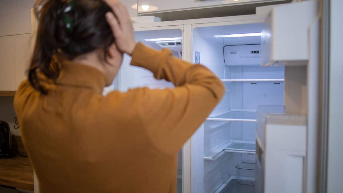 Fuite d'eau près d'un congélateur