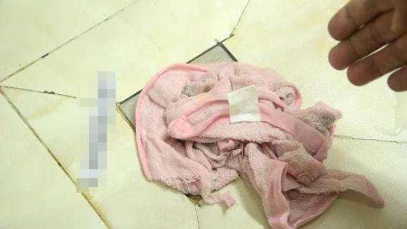 Serviette enroulée autour d'un drain d'évier