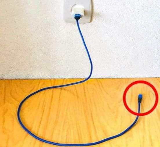 Chargeur branché dans une prise murale