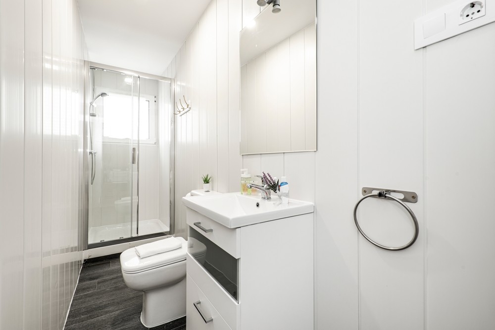 Salle de bain propre et bien rangée
