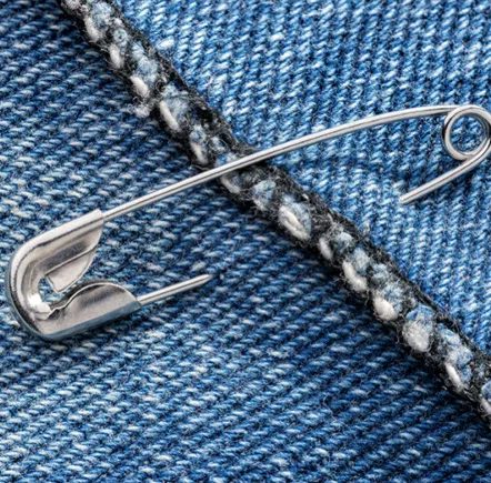 Épingle de sûreté avec détail de l'extrémité percée