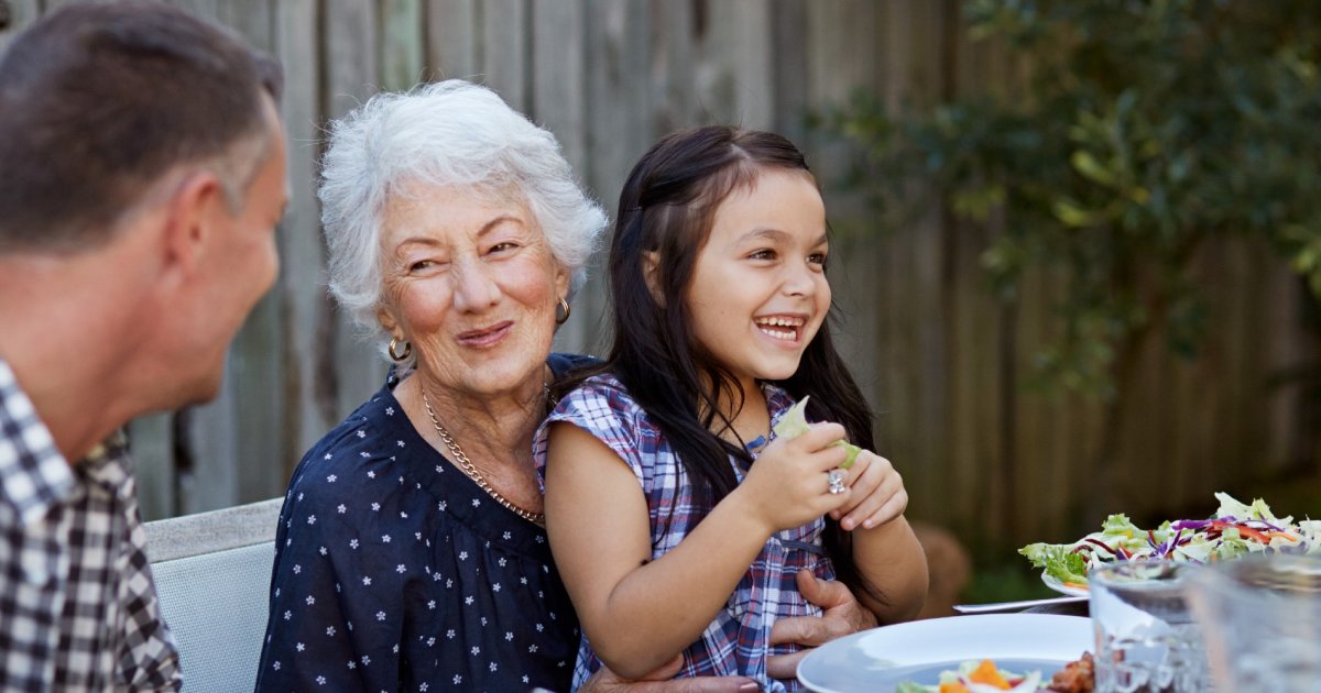 Couple de seniors partageant un repas équilibré et convivial
