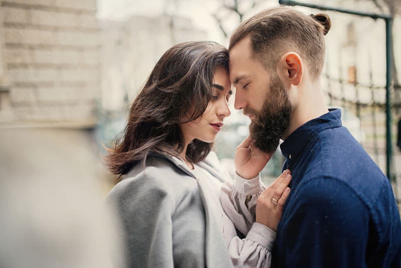 Jeune couple s'embrassant avec passion