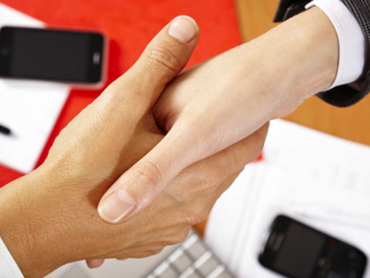 Photo évoquant la subtilité et la dualité des gestes dans la communication non verbale