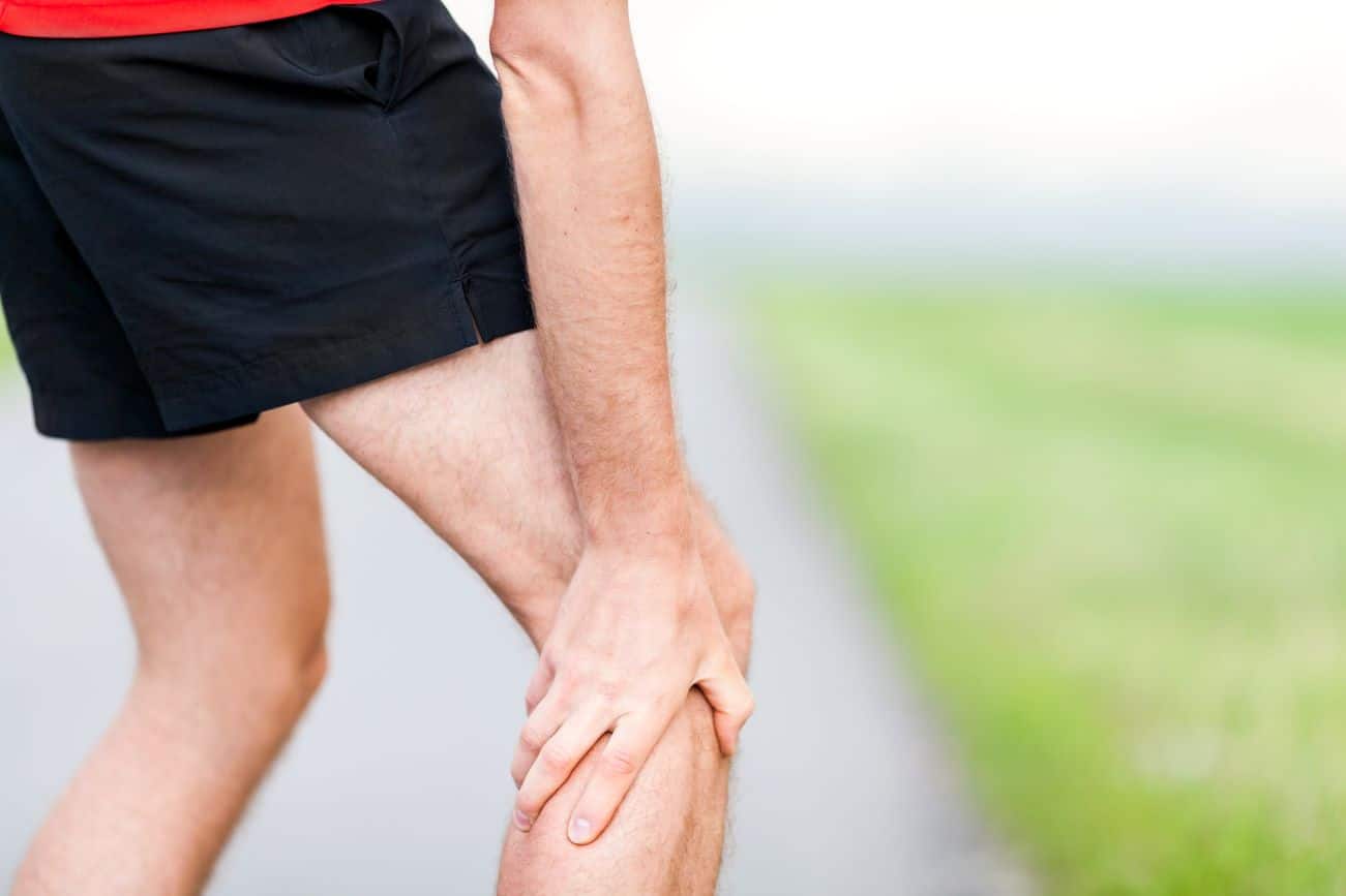 personne souffrant d'une crampe musculaire à la jambe
