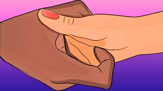 Image montrant un homme et une femme échangeant un geste tactile subtil sur la main