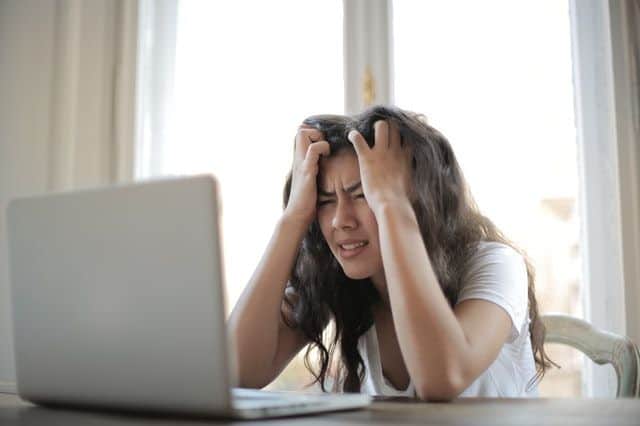 femme ayant des difficultés à se concentrer