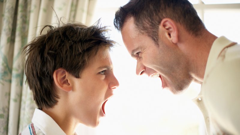 Père et adolescent en conversation sérieuse