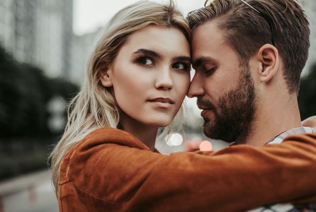 Femme réfléchissant calmement