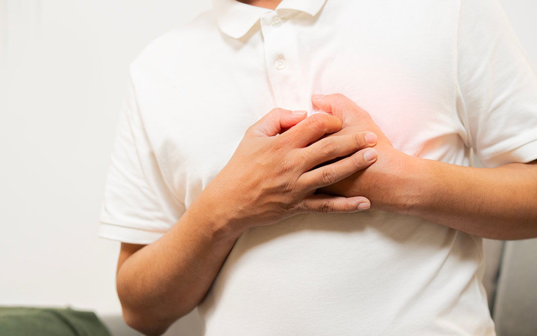 Illustration d'une personne tenant sa poitrine, symbolisant une gêne cardiaque