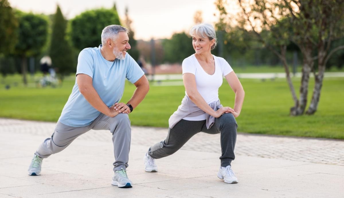 Femme active de plus de 60 ans pratiquant une activité physique en plein air