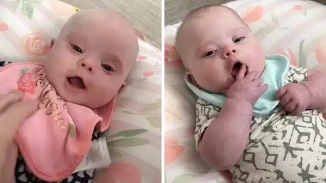 Lily et Chloé, jumelles porteuses de trisomie 21, échangeant un regard complice