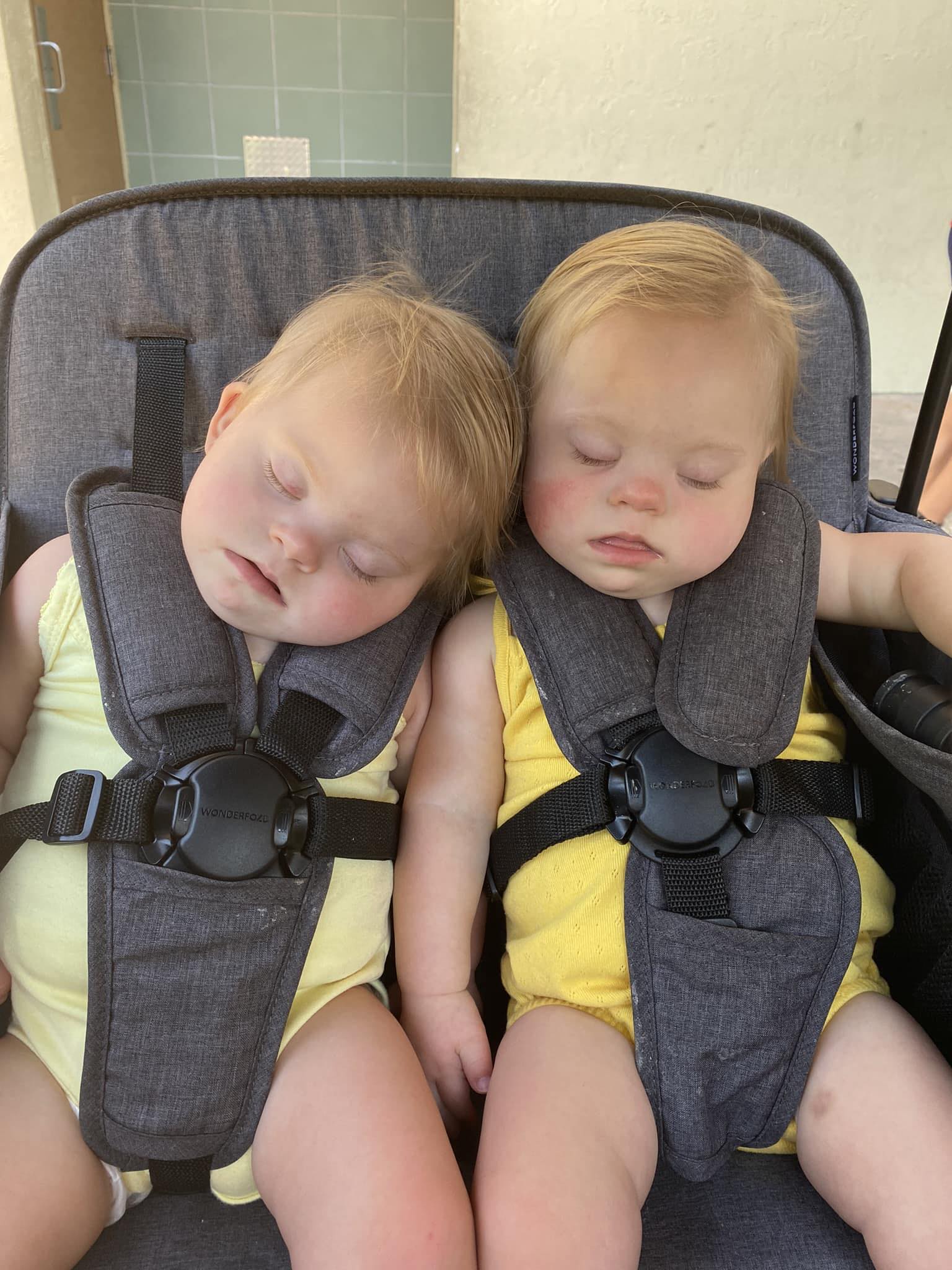 Les jumelles souriantes lors d'un moment complice