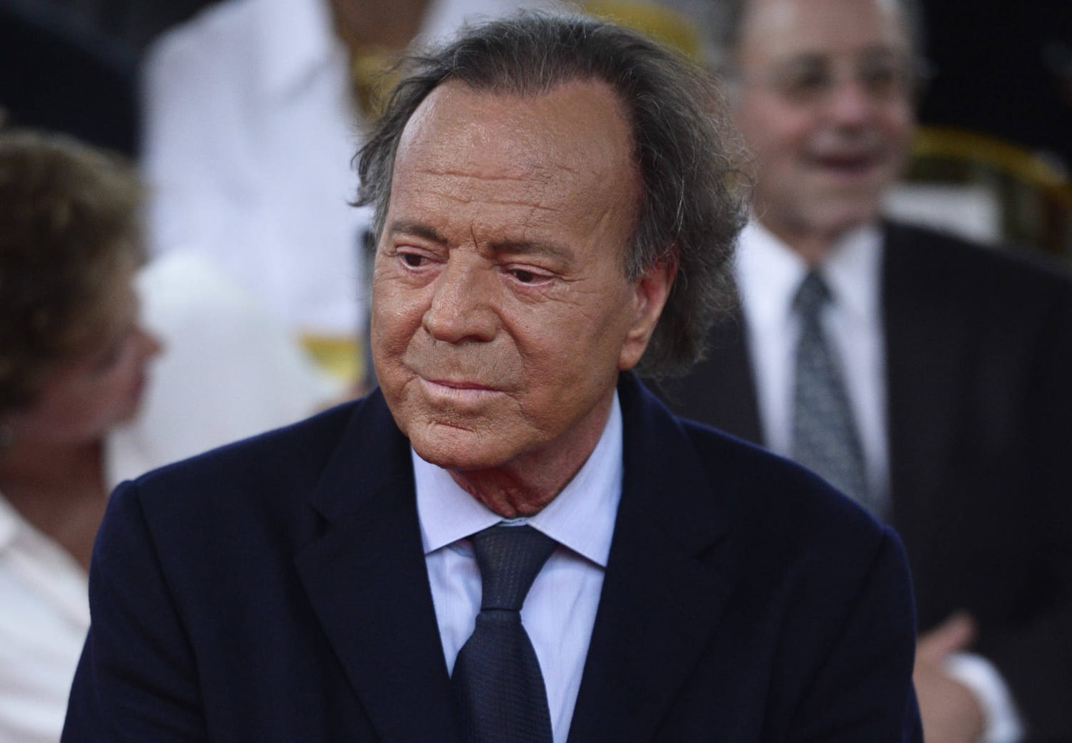 Julio Iglesias souriant et détendu