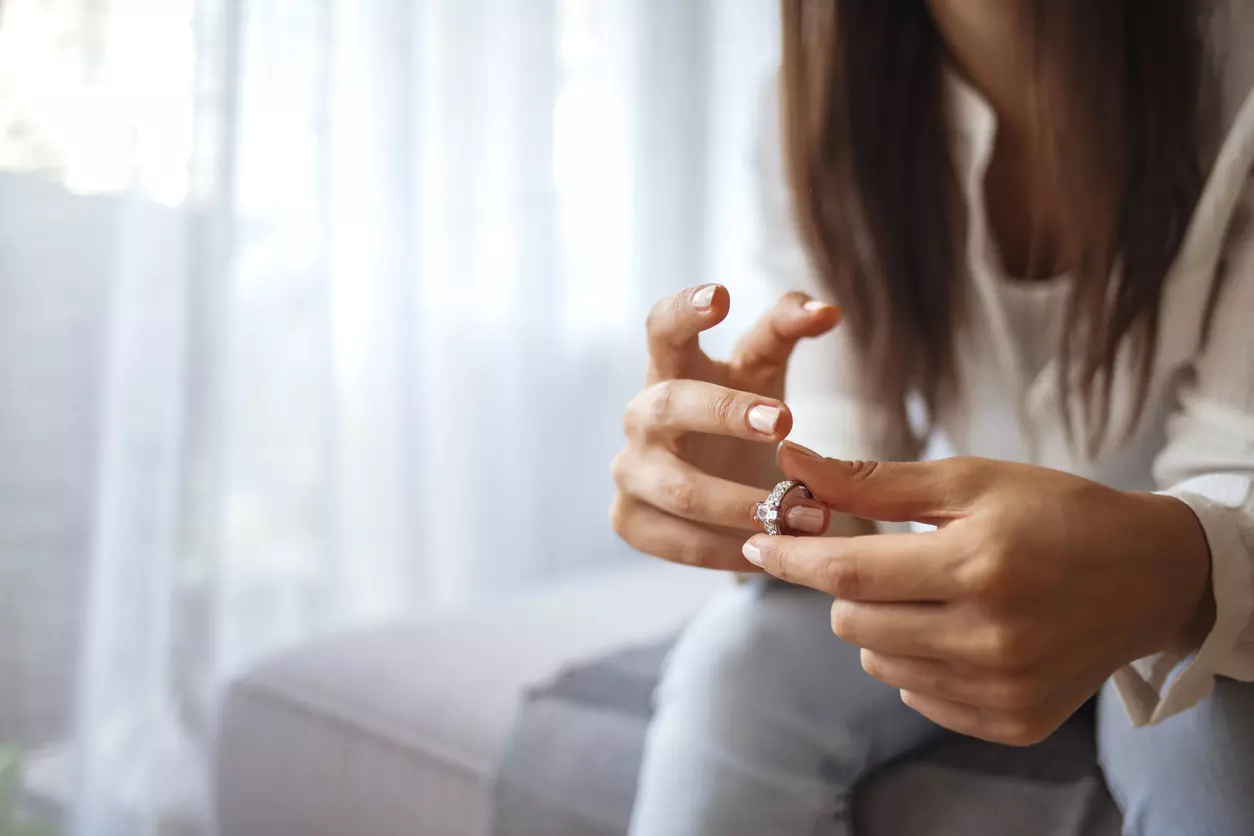Femme contemplant son reflet, symbole de découverte de soi