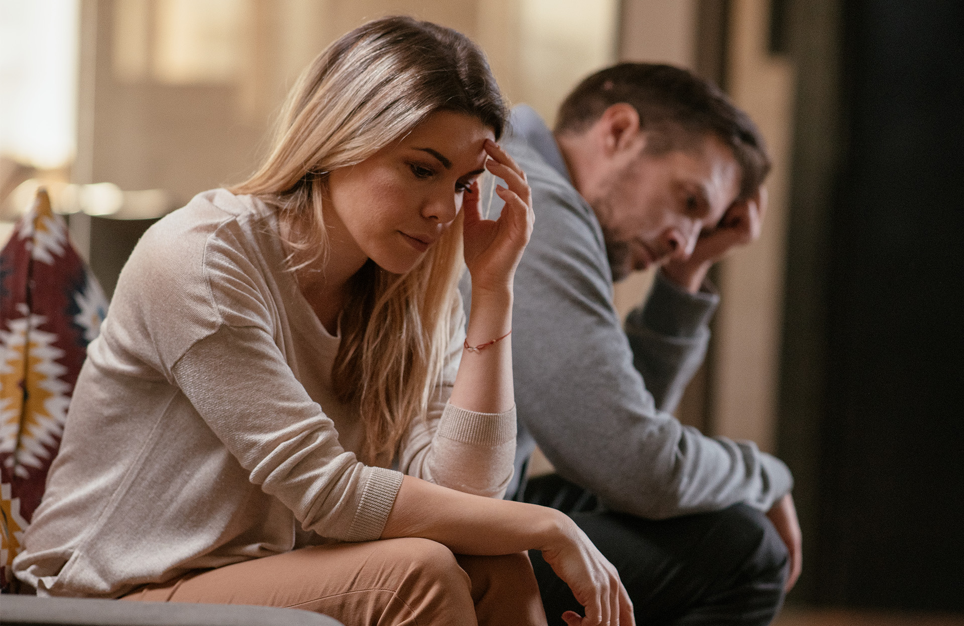 Homme épuisé mentalement dans une relation amoureuse