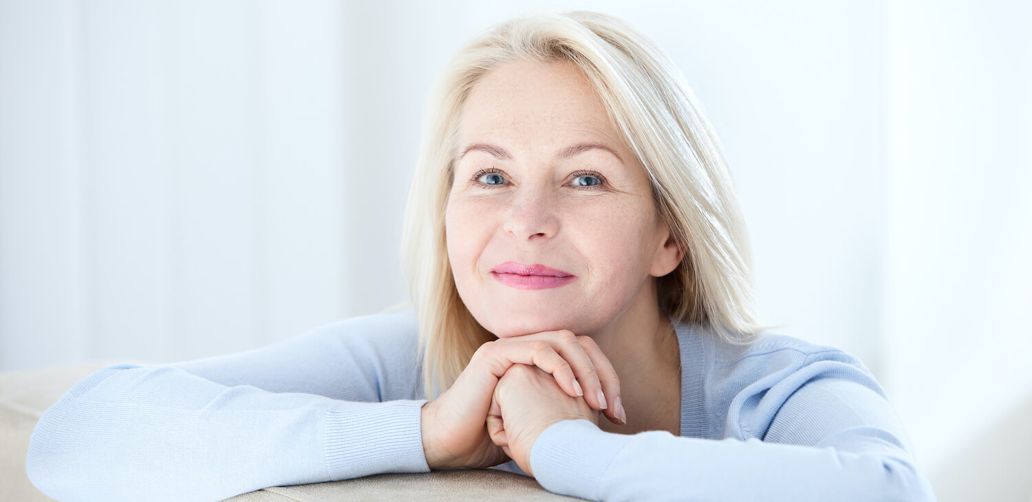 Femme réfléchissant à la connexion humaine
