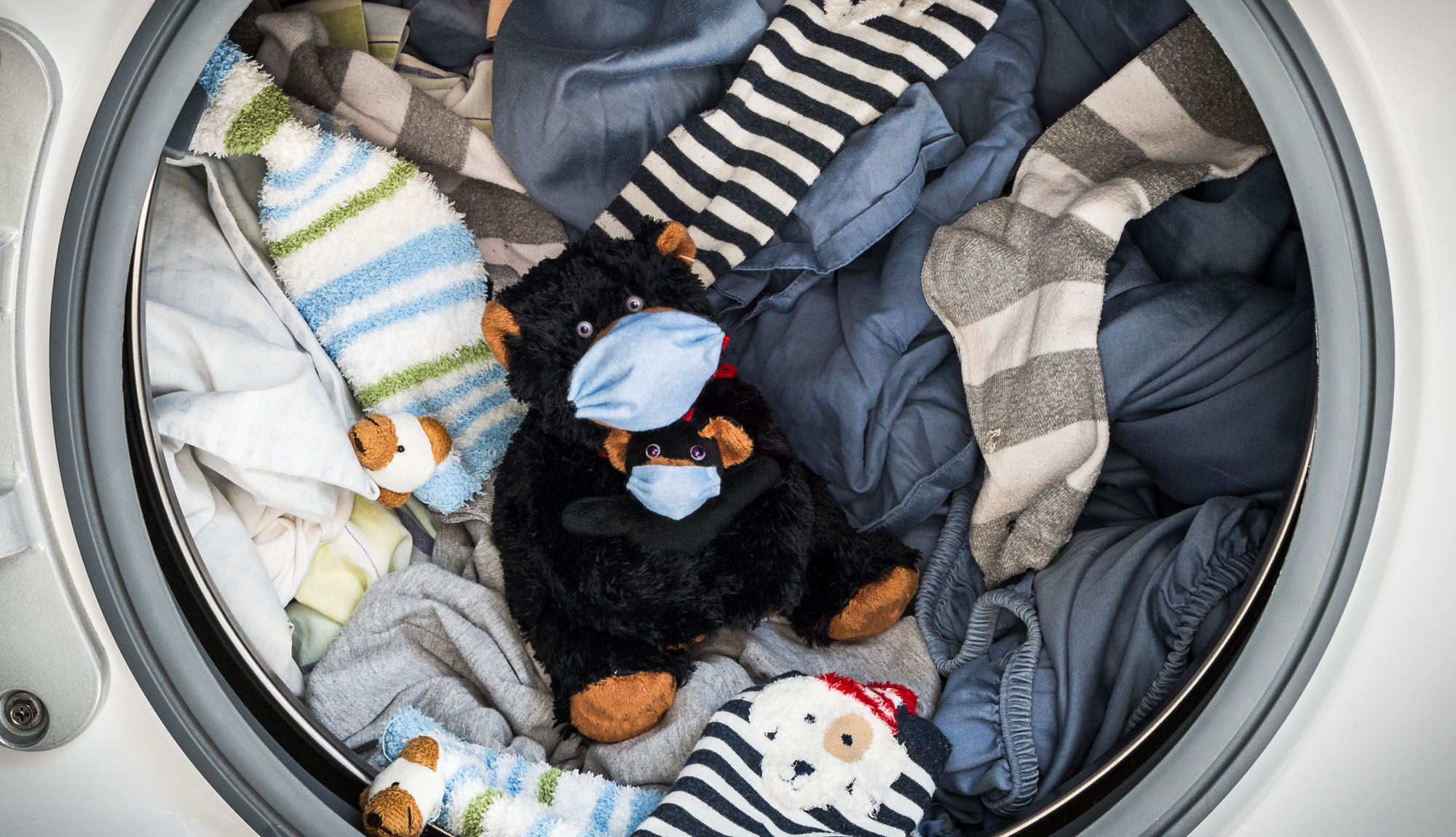 Lave-linge trop rempli avec des vêtements débordant du tambour