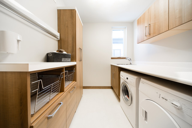 Buanderie d'une maison avec une femme pliant du linge