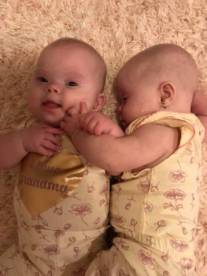 Lily et Chloé jouant ensemble avec des jouets adaptés